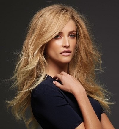 Model wearing Sienna Wig in Blonde